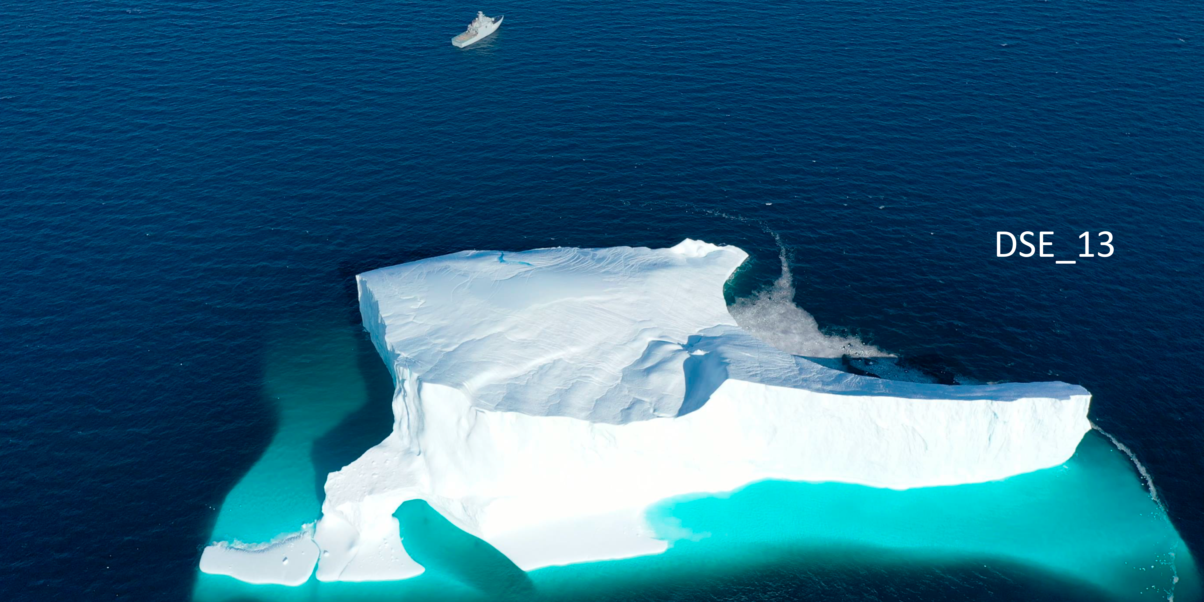 Isbjerg med ID DSE_13 d. 17 august 2021. Længde: 480 m, bredde: 275 m. Bemærk Einar Mikkelsen øverst i billedet. 