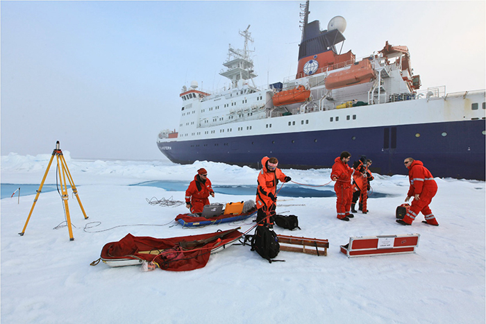 Havisforskere i ”team mode” i færd med at trække kerner af havis op tæt på Nordpolen (foto: Karl Attard).