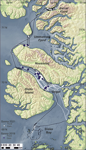 Opmåling i hhv. 2019 (hvide linjer) og 2021 (mørkeblå linjer) med positioner for sedimentkerner (kort: Lara F. Pérez).