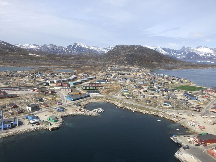 Nanortalik. Forsamlingshuset ses i midten af billedet, den nyere bydel i baggrunden. Brædtet og småbådeanlægget ses også i forgrunden (foto: Gestur Hovgaard).