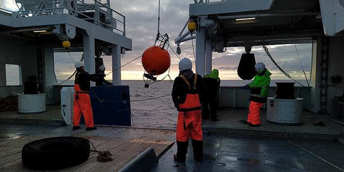 Fortøjningsarbejde på R/V Jákup Sverri i maj 2021. Strømmåleren nord for Færøerne bliver hentet op (foto: Karin M. H. Larsen).