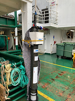 En anden måde at observere havet på er ved at smide bøjer ud, der automatisk måler temperatur og saltholdighed og dermed kan sige noget om hvordan havstrømmene bevæger sig. De hedder ARGO floats, og Danmark er med i EURO ARGO, der sender sådanne bøjer ud i verdenshavet. I dag flyder der 3.500 instrumenter rundt i havene og samler automatiske data ind (foto: Colin Stedmon).