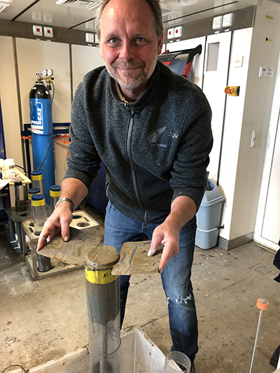 Ronnie Glud i færd med at skære en sedimentkerne op fra en multicorer. Kernerne skæres op i forskellige dybder. Prøverne bliver fikseret, kølet ned eller frosset ned til senere analyse (tekst og foto: Anni Glud, HADAL).