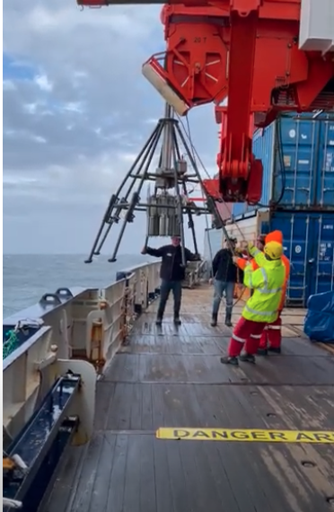 Video fra det tyske forskningsskib Polarstern, hvor HADAL-forskere henter sediment op fra South Sandwich graven i det sydlige Atlanterhav med en multicorer. Det er ikke nemt, når der er høje bølger. Dette instrument er hele tiden forbundet til en wire – da det ”kun” skal ned kortvarigt for at hente sediment op (video og tekst: Anni Glud, HADAL).