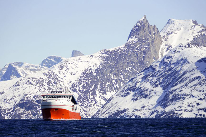 Tarajoq sejler i fjorden, Nuup Kangerlua (foto: Dorit Olsen).
