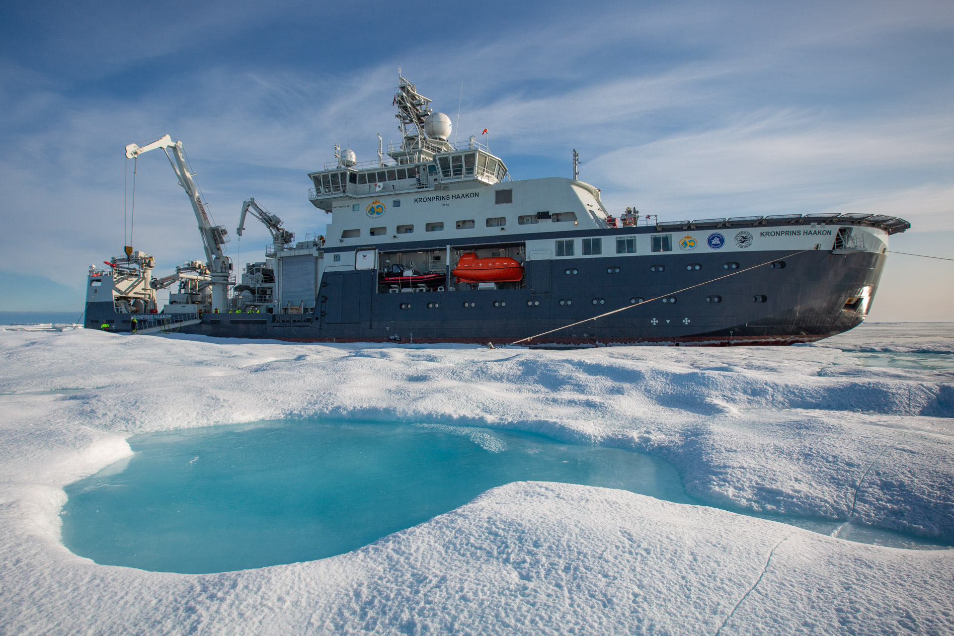 Norsk Polarinstituts skib i Fram Strædets is (foto: Lawrence Hislop).