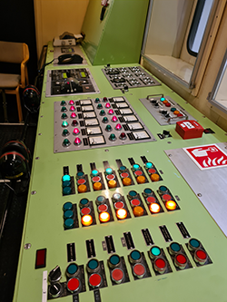 Et af kontrolpanelerne i maskinrummet (foto: Britta Gammelgaard).