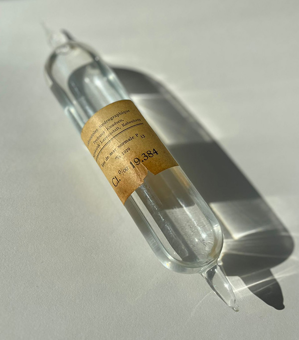 En batch af Copenhagen Water fra 1929. Den præcise værdi for salinitet på den pågældende batch står på sedlen sammen med dato for fremstilling (foto: Pernille Rasmussen).