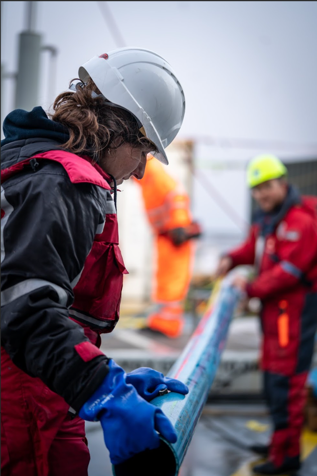 Sedimentkerner indsamles fra havbunden i Nordvestgrønland. Sofia Ribeiro på dækket af Søværnets og Arktisk Kommandos skib P572 Lauge Koch. Foto: Frederik W. Teglhus.