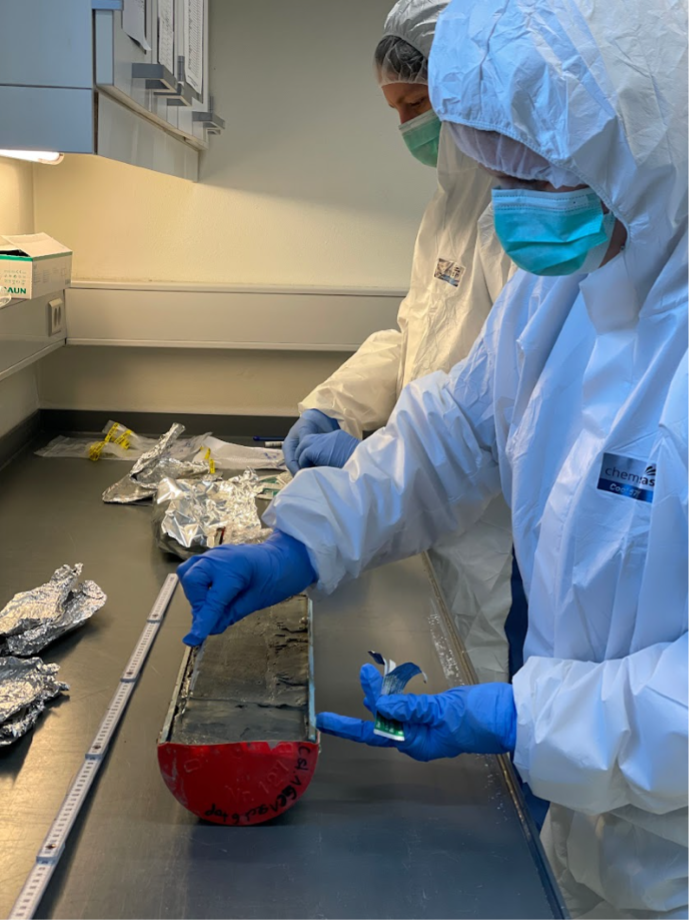 Prøvetagning af sedimentkerner foregår under rene laboratorieforhold for at undgå kontaminering. Det er 2025 studiets førsteforfatter Lennart Schreiber i baggrunden. Foto: Heike H. Zimmermann.