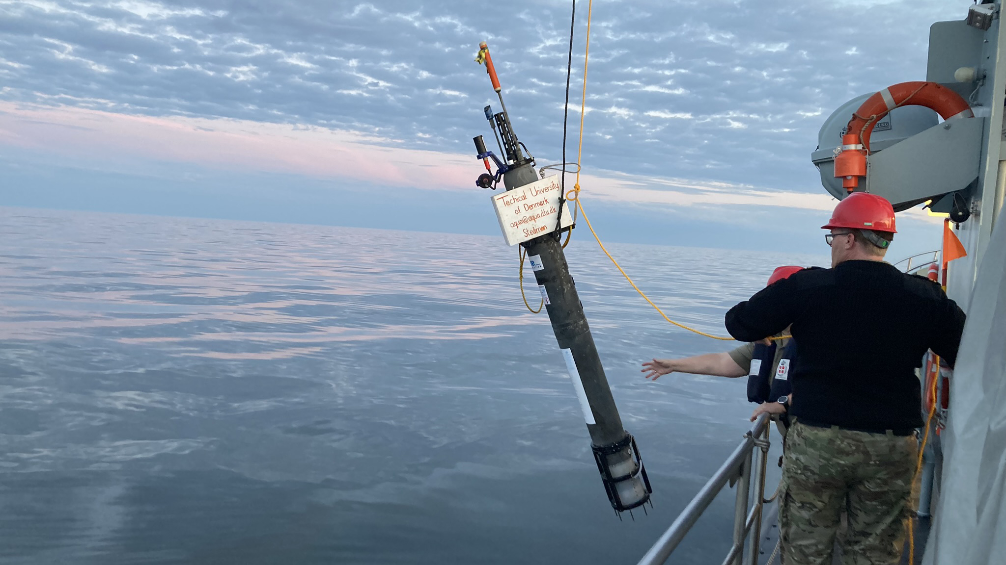 Ude med Marinehjemmeværnet i juli 2024 for at hente Argo-bøjen, der var drevet hele vejen rundt om Bornholm og tilbage igen. Billedet viser genudsættelsen af bøjen. Denne model er den store og har ikke noget anker. Foto: Bodil Toftegård.