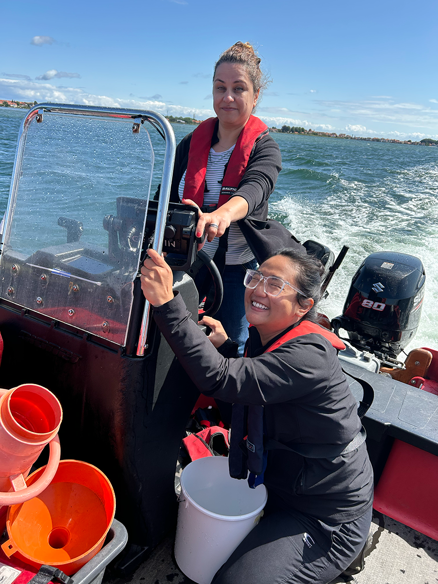 Lektor Jamileh Javidpour (skipper) og postdoc Hannah Yeo på vej til det eksperimentelle setup i en ålegræseng i Kerteminde Fjord. Foto: Uffe Wilken.