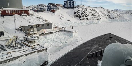 Inspektionsfartøjet P571 Ejnar Mikkelsen bryder is ved Grønlands kyst i begyndelsen af marts 2018. Jens Møller Hansen. Forsvarsgalleriet.