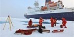 Havisforskere i ”team mode” i færd med at trække kerner af havis op tæt på Nordpolen (foto: Karl Attard).
